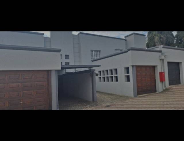 3 BEDROOM APARTMENT FOR SALE IN OAKDENE